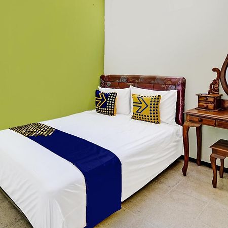 Spot On 91716 Kost Yy Syariah Hotel Mojokerto Eksteriør billede