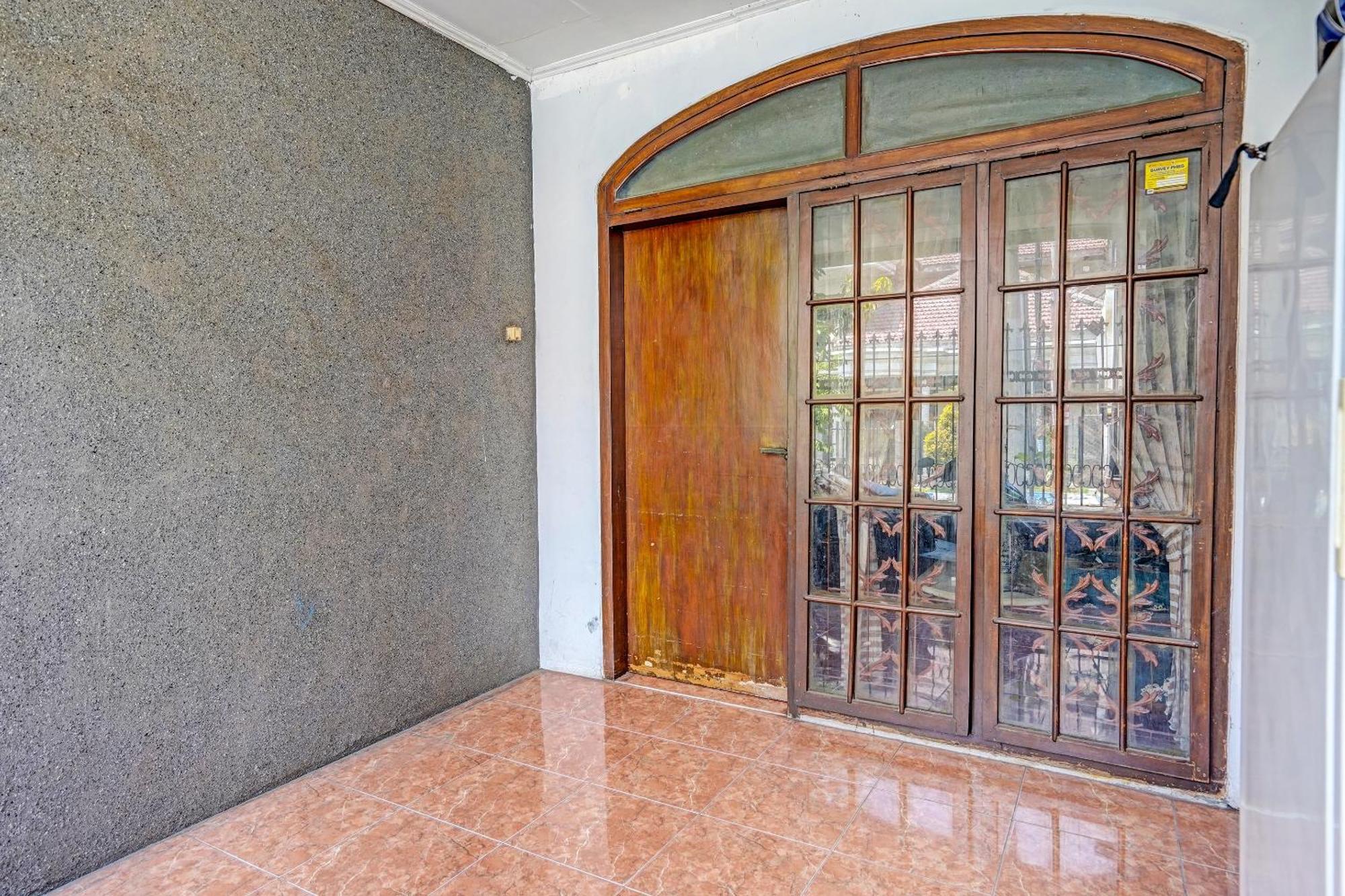 Spot On 91716 Kost Yy Syariah Hotel Mojokerto Eksteriør billede