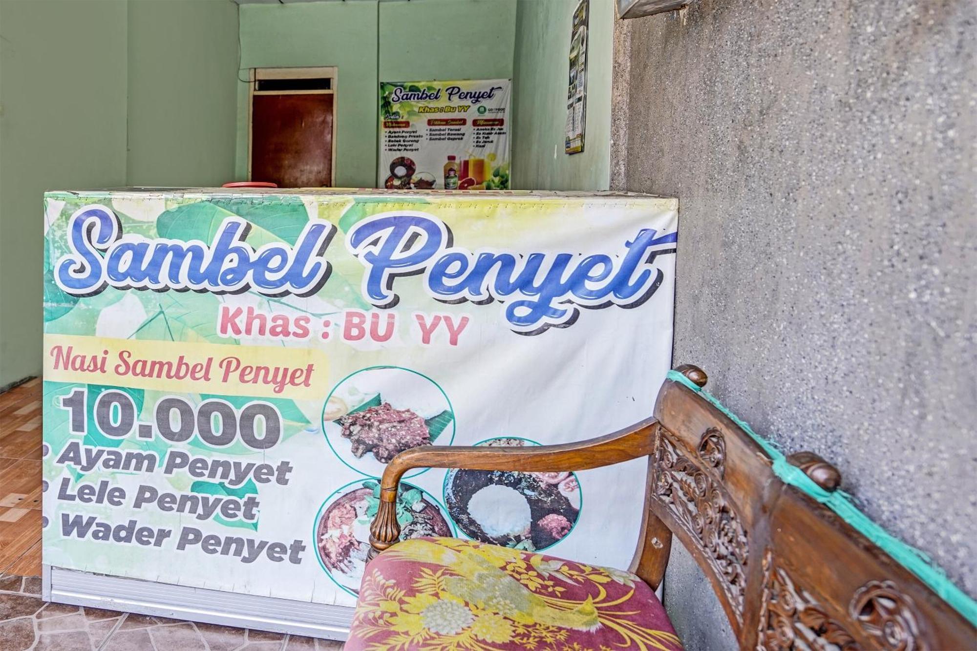 Spot On 91716 Kost Yy Syariah Hotel Mojokerto Eksteriør billede