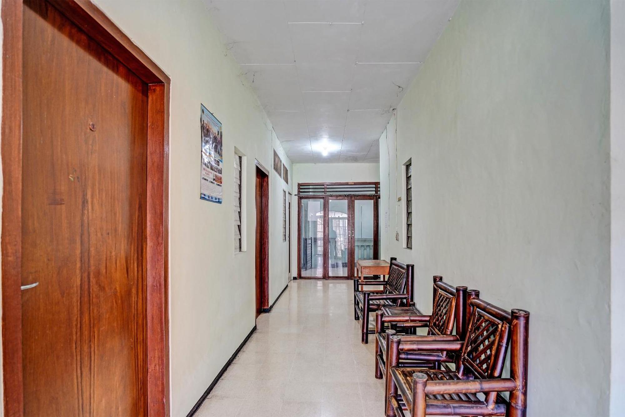 Spot On 91716 Kost Yy Syariah Hotel Mojokerto Eksteriør billede