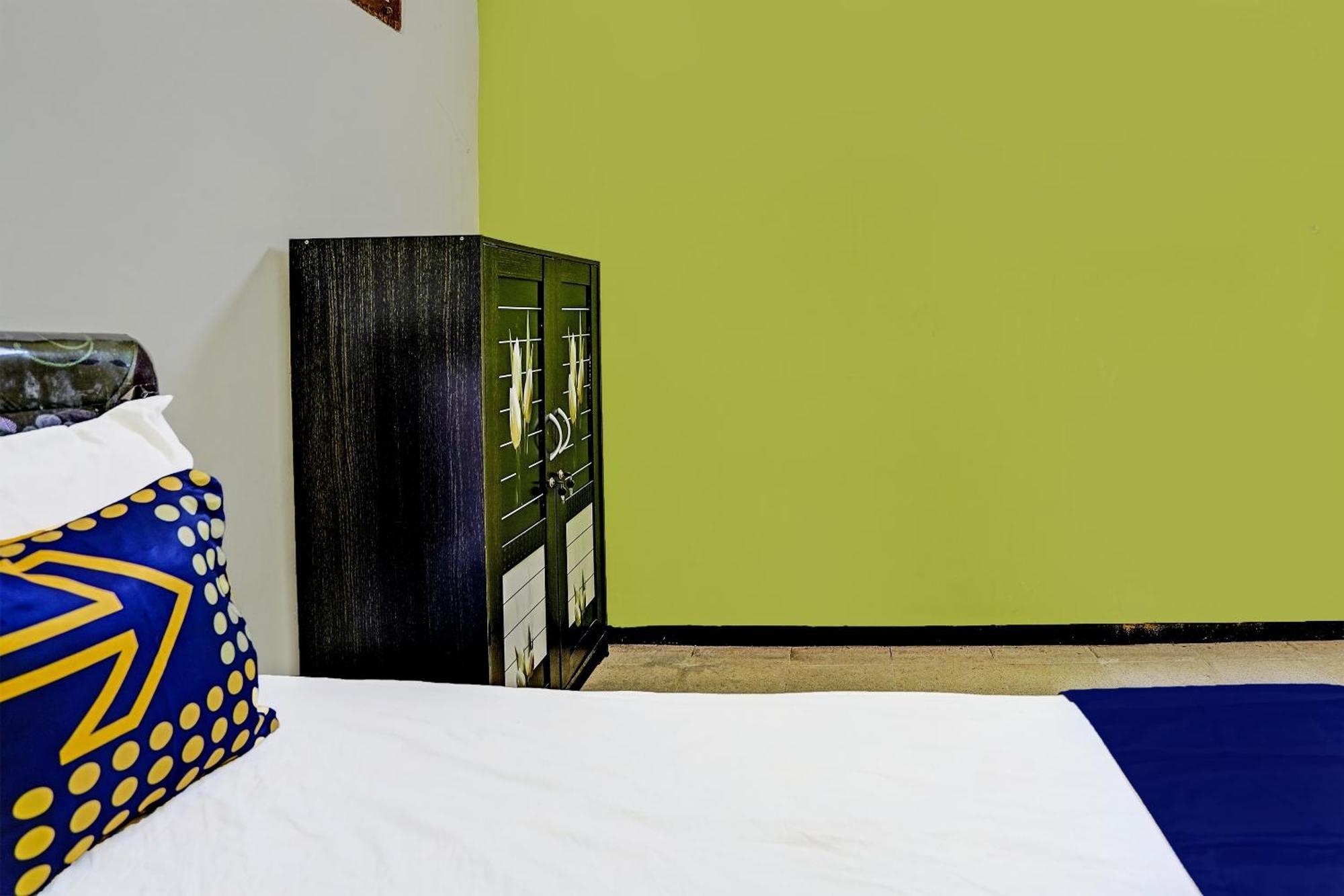Spot On 91716 Kost Yy Syariah Hotel Mojokerto Eksteriør billede